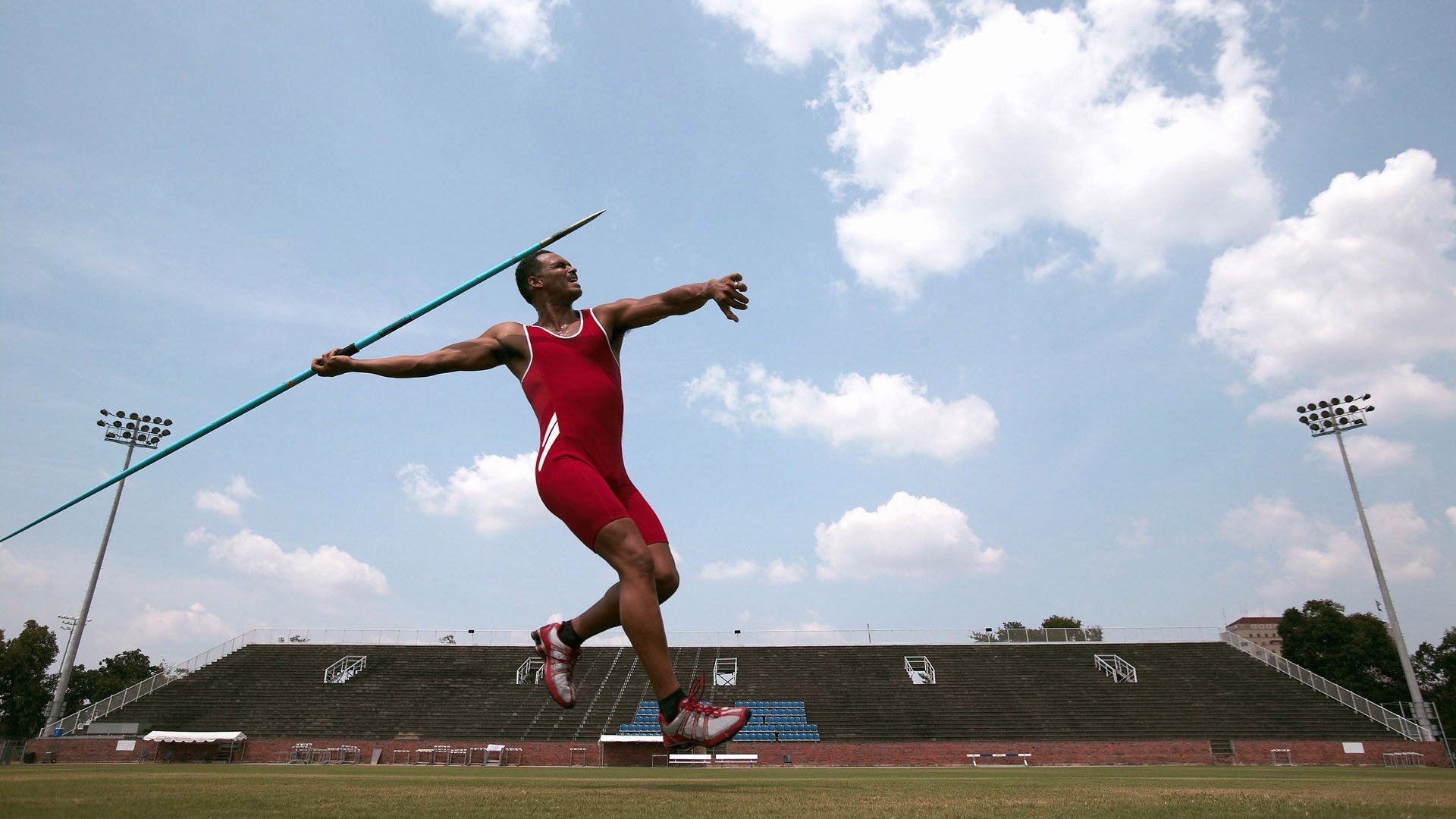 英超争冠之夜，伊萨克表现堪称教科书，他用冷静撕碎喧嚣